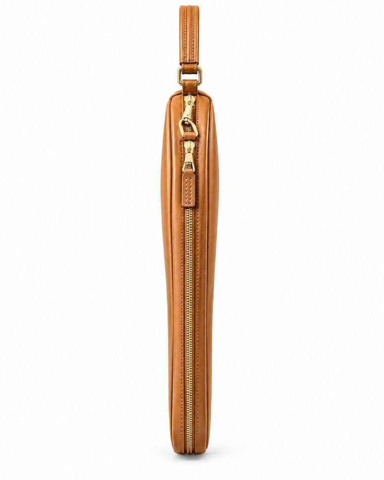 Funda de pala de pádel de piel vista de perfil, con la pala dentro