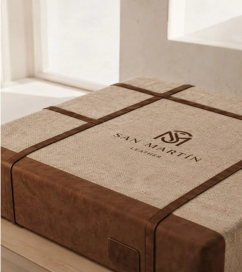 Made-to-measure leather cover with straps and San Martín logo